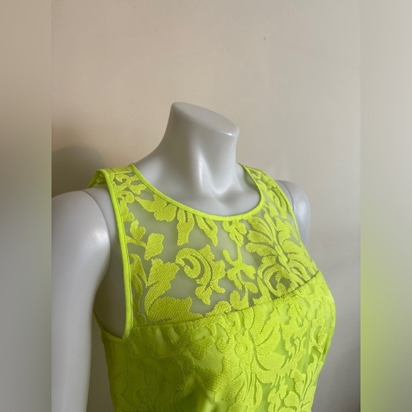 NWT - Laundry by Shelli Segal - Lime Punch Lace Dress. Size 8. P2P 18”. - Picture 10 of 12